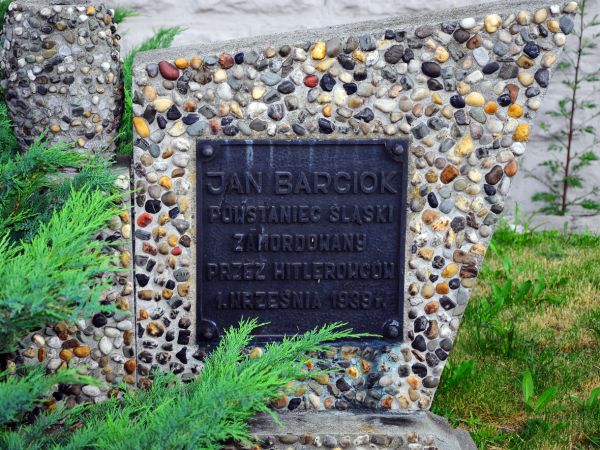 Czernica (województwo śląskie) Henryk Mikołaj Górecki-kompozytor-pałacyk z 1865 roku[7], otoczony parkiem z lipami, klonami i kasztanami.