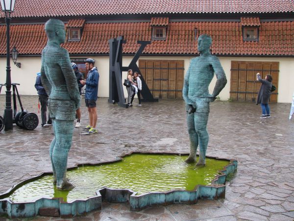 Fontanna przed muzeum Franza Kafki