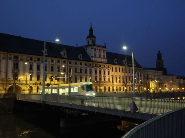 Most Uniwersytecki z widokiem na Uniwersytet.