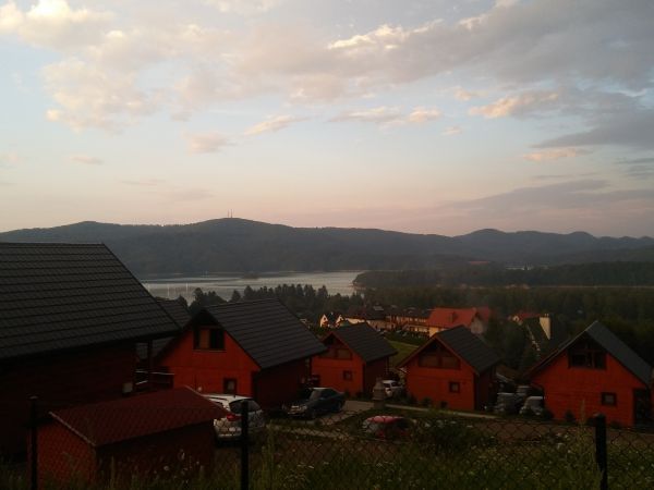 Widok na domki na ul Spokojnej oraz Zalew Solinski