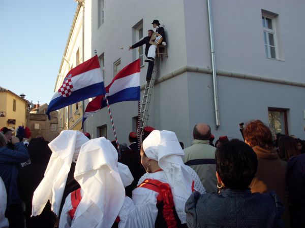 žitak i novljansko kolo na trgu Novi Vinodolski
