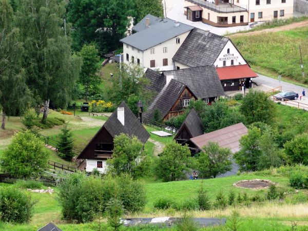 Widok na skansen w Pstrążnej
