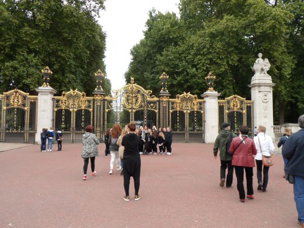 Przed królewskim pałacem