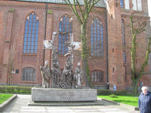 Pomnik przed Katedrą