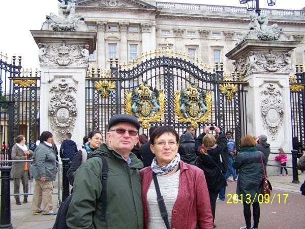 Przed pałacem królewskim