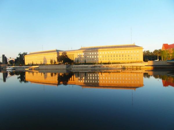 Urząd Wojewódzki we Wrocławiu.Widok ze strony Odry.