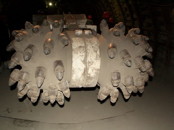 Kopalnia Guido-poziom 320 m-organ urabiający kombajnu chodnikowego Alpine