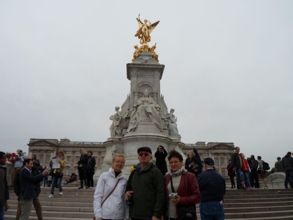 Przed pałacem królewskim