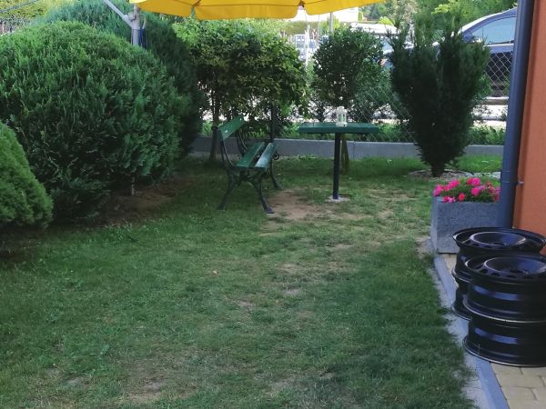 Odpoczynek pod parasolem.