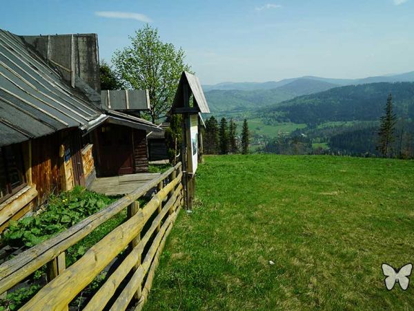 Mała miejscowość wśród gór.