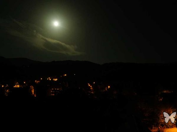 Mała miejscowość wśród gór.