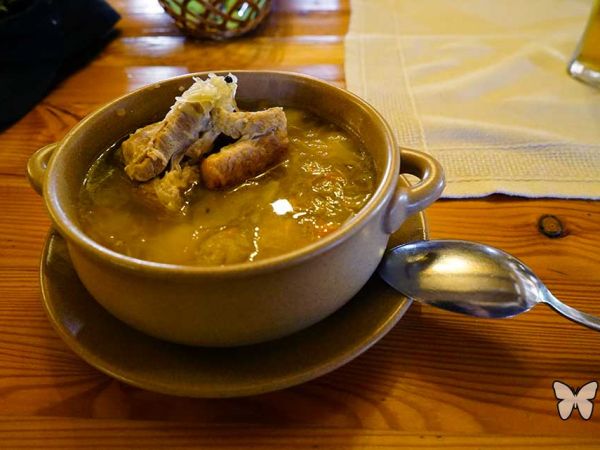 Mała miejscowość wśród gór.