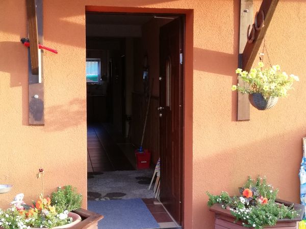 Wejście do wspaniałego domu wypoczynkowego.