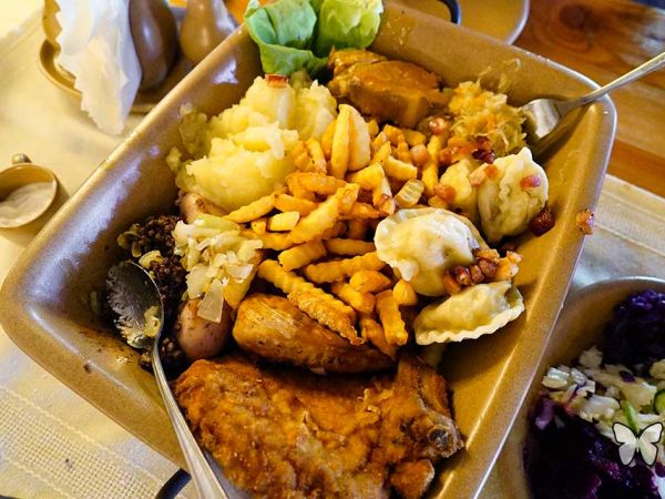 Mała miejscowość wśród gór.