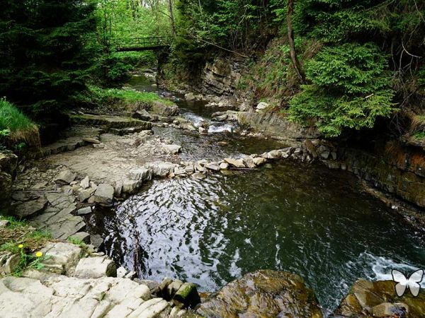 Mała miejscowość wśród gór.