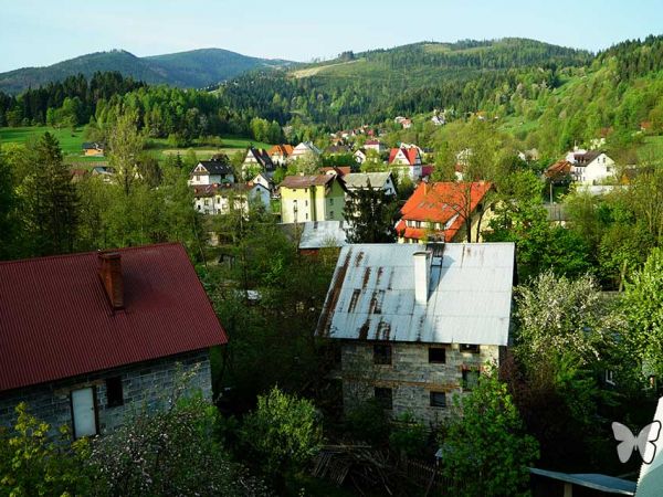 Mała miejscowość wśród gór.