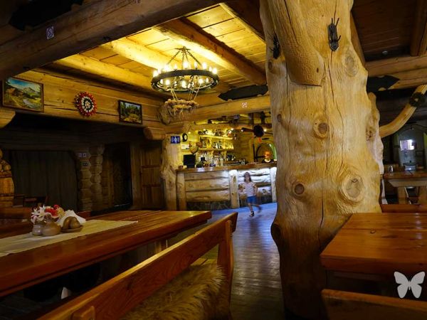 Mała miejscowość wśród gór.