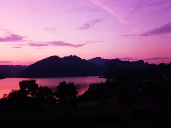 Widok z balkonu na Jezioro Czorsztyńskie i plażę