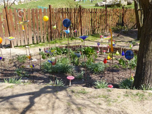 Szklane ozdoby do ogrodu .