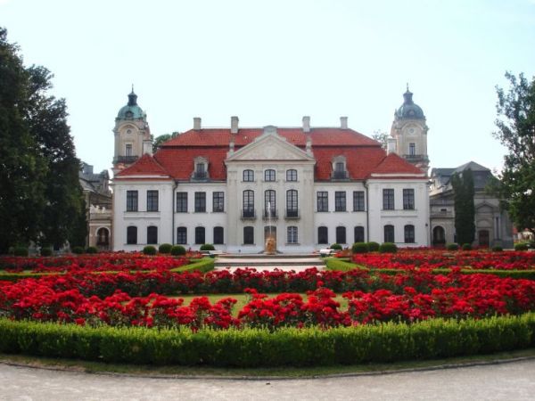 http://www.muzeumkozlowka.lublin.pl/ -    
Pałac Zamoyskich zbudowany w stylu późnego baroku  o wspaniałych wnętrzach