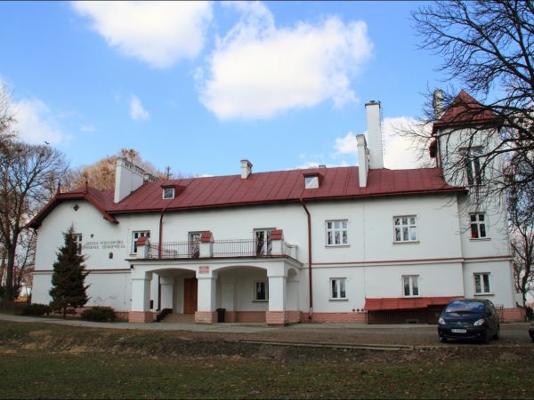 Dwór z XIX w. Gruntownie przebudowany w 1910 roku. Obecnie szkoła podstawowa .  Park krajobrazowy z aleją dojazdową z XIX w.