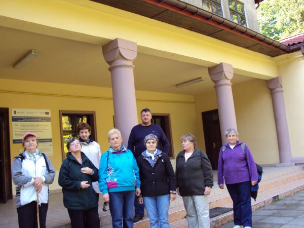 słuchaczki / studentki Uniwersytetu Trzeciego Wieku z Sanoka - przed szkołą a p.Tomasz Warchoł - zatrudniony w tej szkole i mieszkaniec tej wsi podzielił się wi