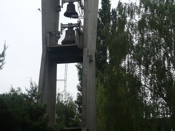 Jeśli kościół to i dzwonnica ,przy kościele wolno stojąca dzwonnica.