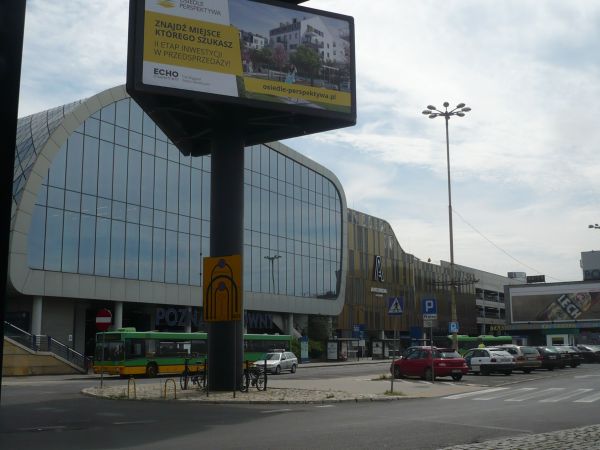 Nowy  Dworzec  PKP  dalej  Galeria   a  z  prawej  fragment  starego  Dworca  PKP.