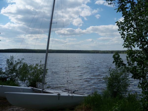 Piękne jezioro sulejowskie na którym znajdują się 3 wyspy ! :) a przy jeziorach liczne tawerny,fregaty gdzie można zjeść czy się napić albo w spokoju na molo po