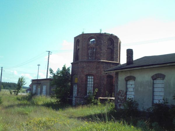 Stara wieża ciśnień na byłej Stacji kolejowej
Linia-Zakrzewo. Zapomniana przez czas ,zniszczona przez ludzkie zaniedbanie. Zadaniem jej było utrzymywanie należ