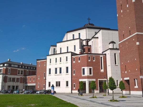 Sanktuarium Jana Pawła II  na "Białych Morzach"  w Krakowie -Łagiewnikach.