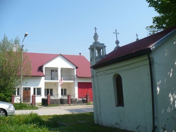 Na tym zdjęciu spotykają się dwa stulecia XIX i XX w  .Budynek pełniący funkcje kulturalne (taneczne) i siedziba OSP oraz zabytkowa "perełka" Brzostkowa - kapli