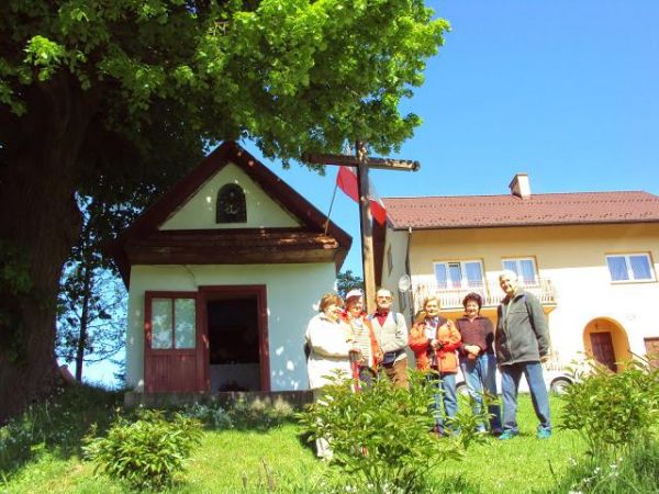 kapliczka - tzw. domkowa, bo często musiała zastąpić kościół - do którego było daleko - Mrzygłód i Dydnia, tu odprawiane msze polowe, tu był dzwonek  loretański