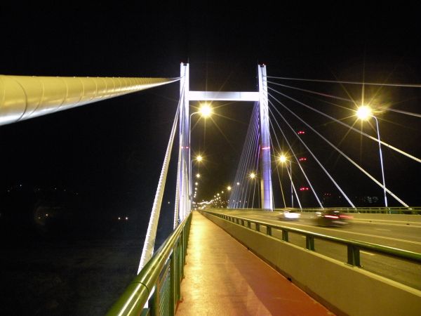 Nocne oświetlenie mostu na Sanie - Most Brama Przemyska