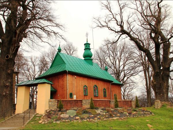 Cerkiew greckokatolicka p.w. Soboru Bogarodzicy w Hłomczy , zbudowana w 1859 r. Obok cerkwi wzniesiono w tym samym czasie dzwonnicę murowaną, w której wiszą trz