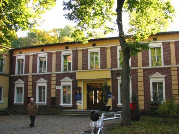 Sanatorium"Podhale"-front,w parku w Połczynie Zdroju