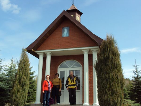 przy drodze na wzgórze Gruszka - przy kaplicy upamiętniającej wojenne tragedie.