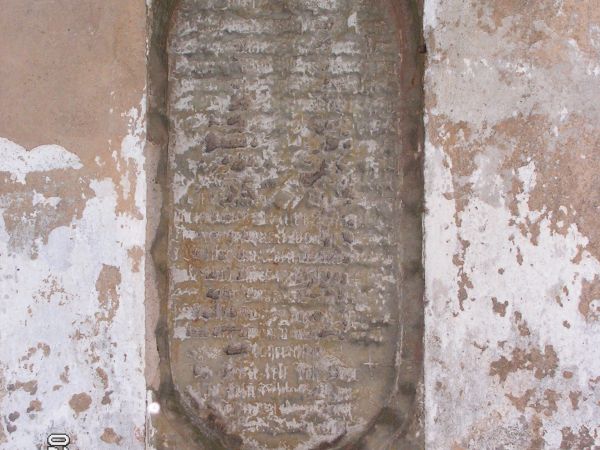 Zabytkowa płyta nagrobna w ścianie kościoła katolickiego