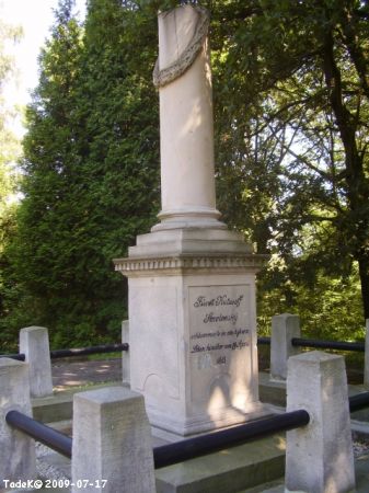 Kolumna ufundowana m.in. przez córkę Kutuzowa,27 VII 1813 poświęcona i włożono cynową szkatułkę z wnętrznościami - nie sercem jak legenda. Ponoć zabrana przez R