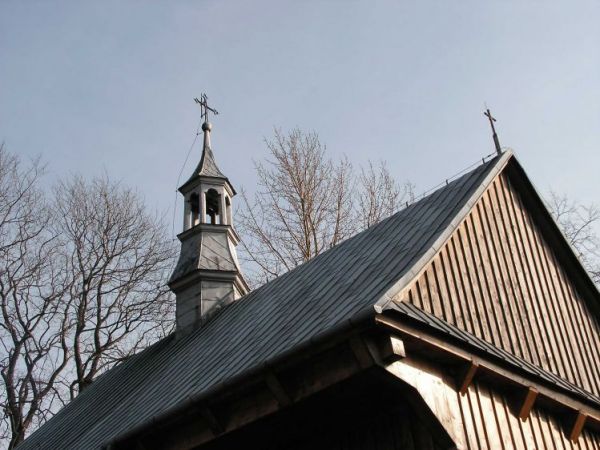 Wieża kościelna i dach kościoła.
