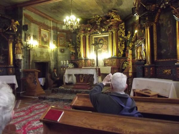 z nawy - na prezbiterium a po lewej wejście do zakrystii.