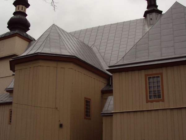 kościół par. pw. Wszystkich Świętych, w stylu gotyckim, drewniany, pochodzący z 1464r. a rozbudowany w XVII i XIX wieku. W ścianie kaplicy umieszczono pocisk -