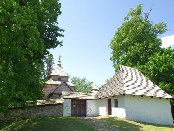 wpisany w 2013r. na listę UNESCO zabytkowy Zespół Cerkiewny - bezpieczeństwa wejścia na teren okalający cerkiew broni kopia drewnianych wrót, obok - w tylnej cz