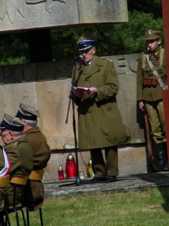młodzież od lat nie odwiedza tego miejsca weterani coraz starsi urzędnicy jak najtaniej prawda ktoś przyniesie kwiaty i znicz zapali 16 kwietnia 1945 Toporów