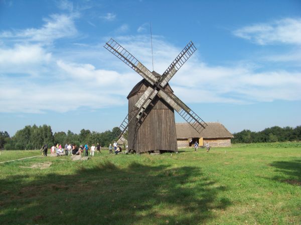 Wiatrak na skraju skansenu.