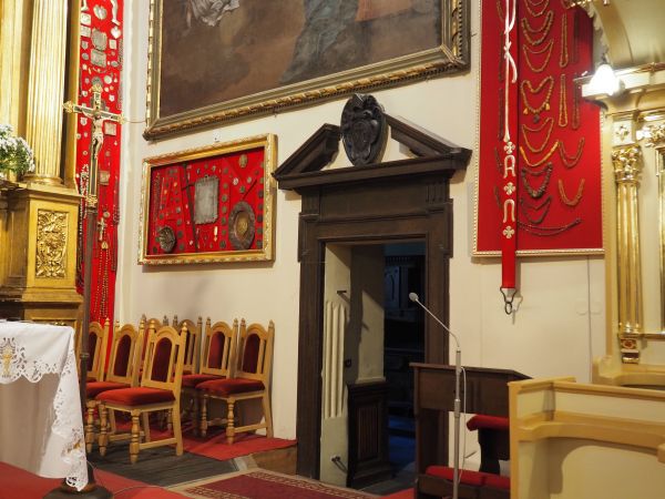 z prezbiterium przez stylowe kościelne drzwi do zakrystii, ofiarowane wota na czerwonych suknach - a przypomnę, że już po zwycięstwie pod Grunwaldem król Jagieł
