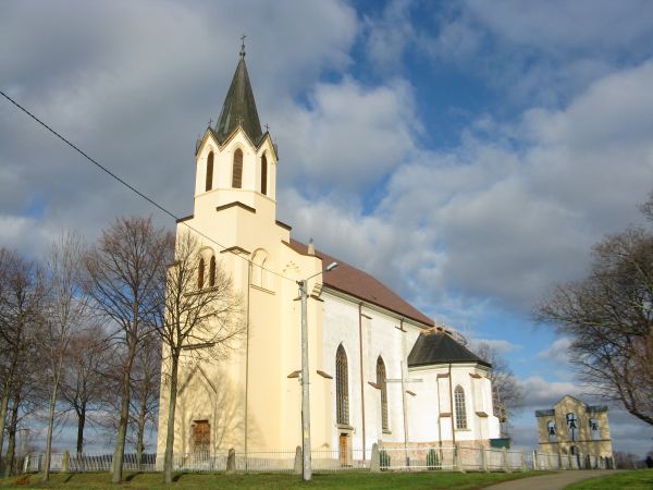 kościół parafialny pw. Wszystkich Świętych.