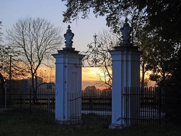 Kamieniec - barokowa brama pałacowa.