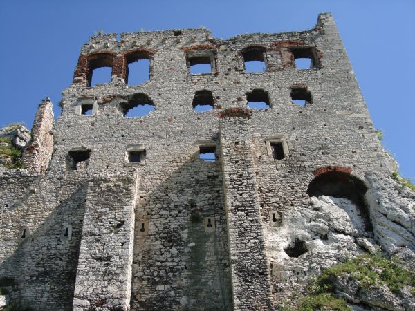 ZAMEK  OGRODZIENIEC  znajduje się w osadzie  Podzamcze , około 2 km na wschód od miejscowosci  Ogrodzieniec.
