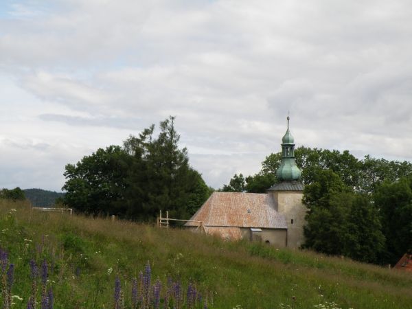 Kościół św. Jana Chrzciciela widziany z zielonego szlaku z Karłowa